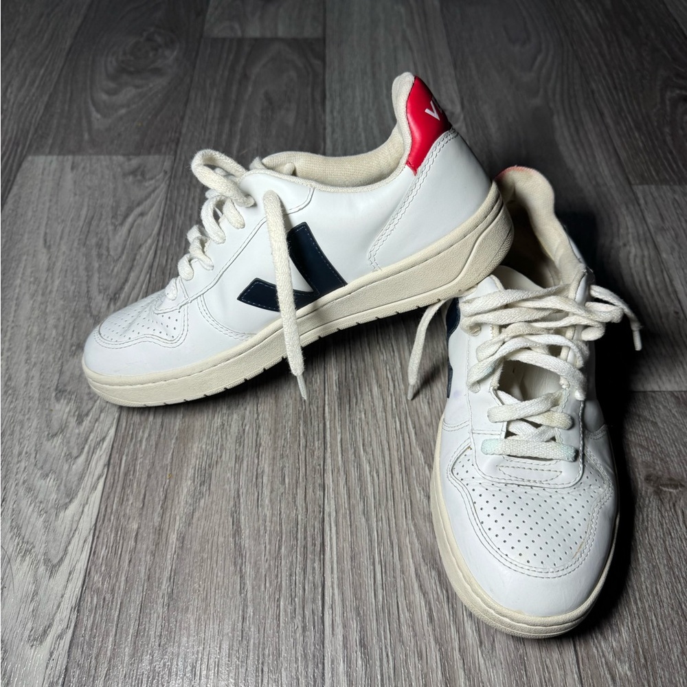 Veja White With Navy/Red Woman’s Size 7